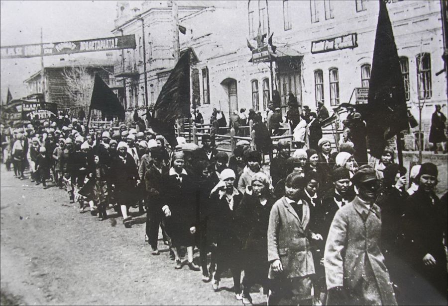 Первомайская демонстрация в Бийске в 20-е годы  