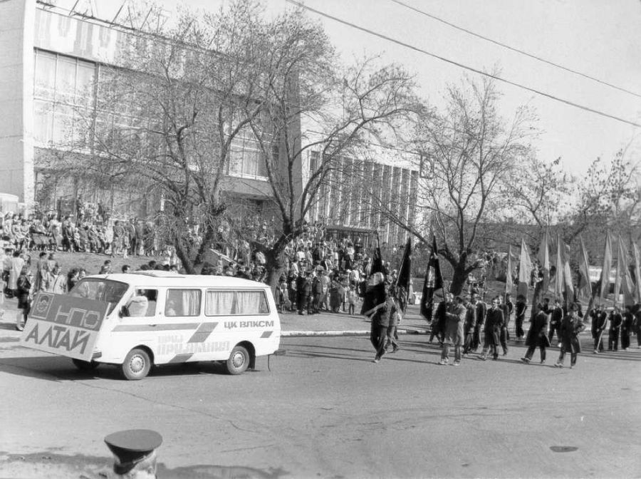 Коллектив НПО "Алтай" на первомайской демонстрации, 80-е годы 