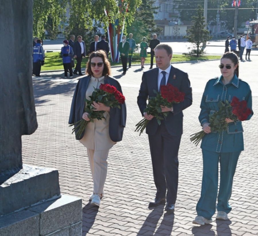 В Барнауле и Бийске возложили цветы к Мемориалам Славы 