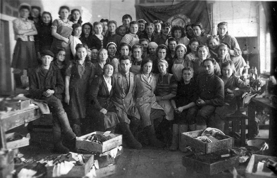 Коллектив цеха Бийской обувной фабрики в 1942 году