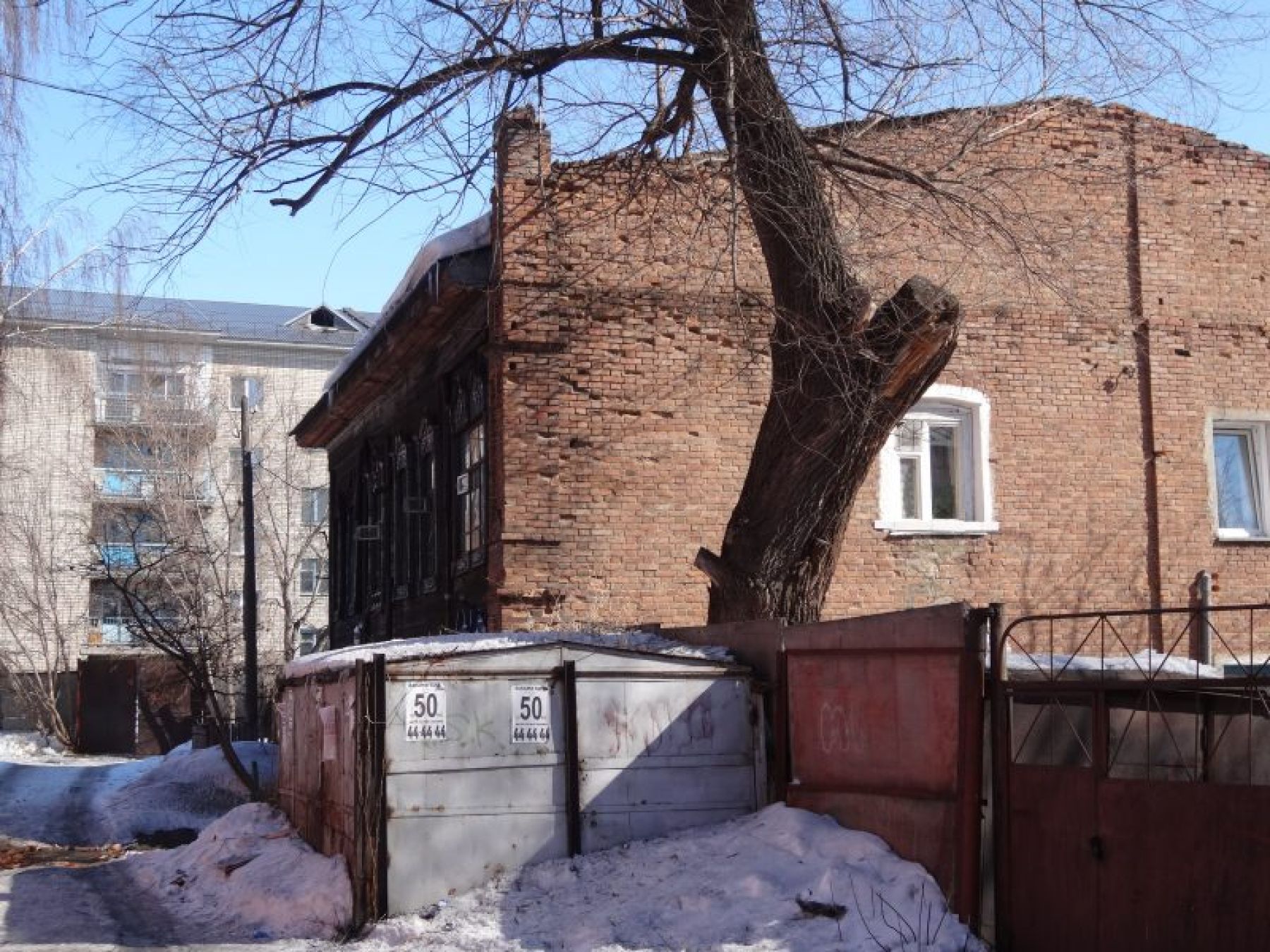 Одна стена дома на Озерной, 3 выложена кирпичом