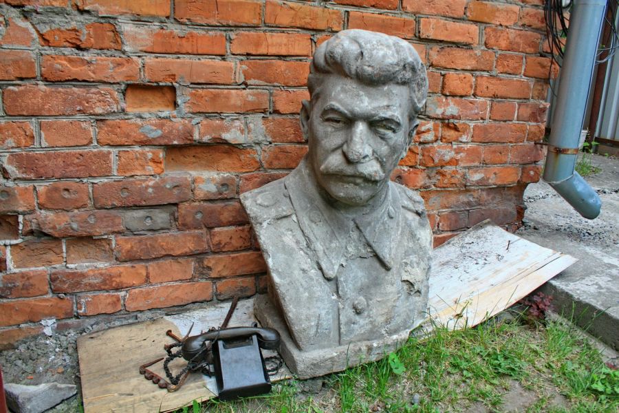 В Бийске случайно откопали бюст Сталина