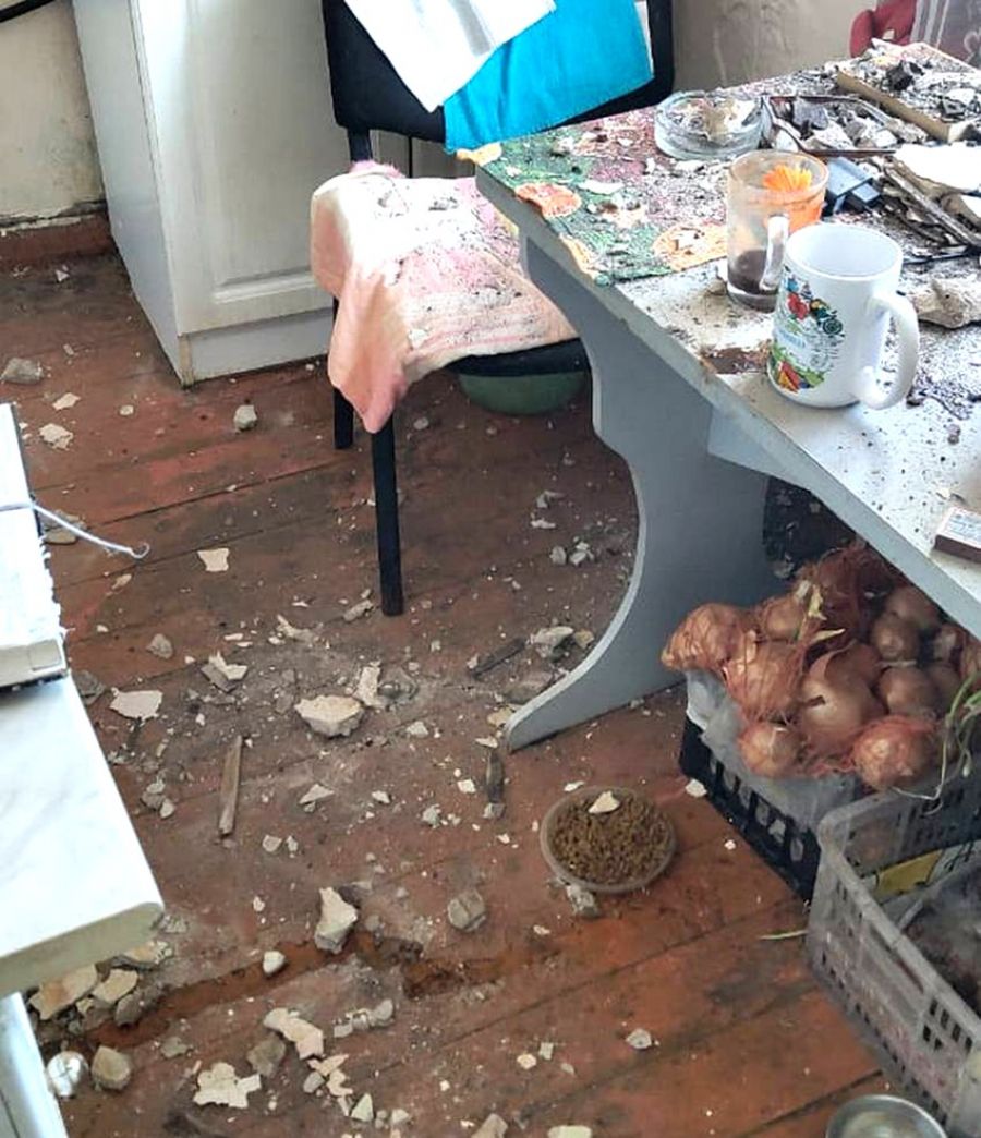 Потолок ветхого дома в Барнауле обрушился на жительницу во время ремонта кровли 
