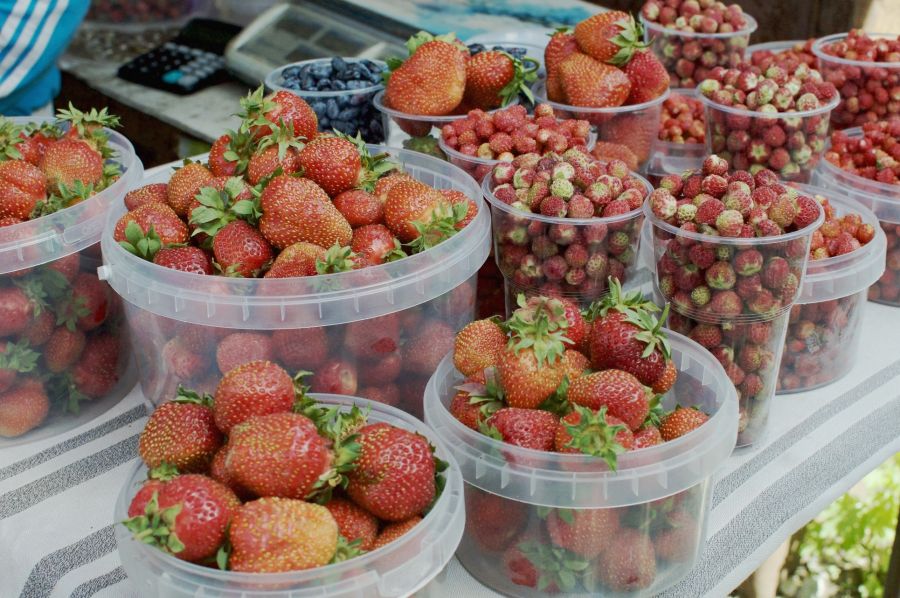 Поспела раньше срока: на рыночных прилавках Бийска появилась садовая ягода