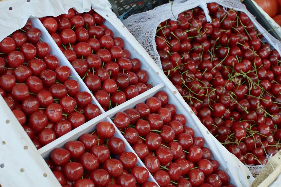 Поспела раньше срока: на рыночных прилавках Бийска появилась садовая ягода