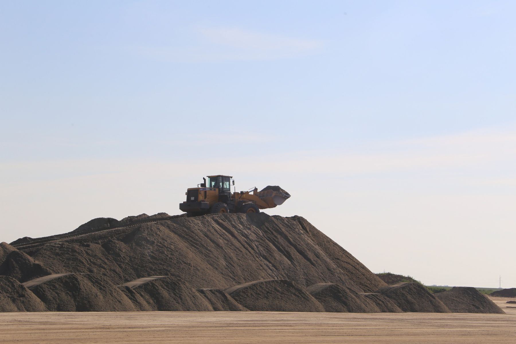 Чуйский тракт начали расширять дорожники в Первомайском районе