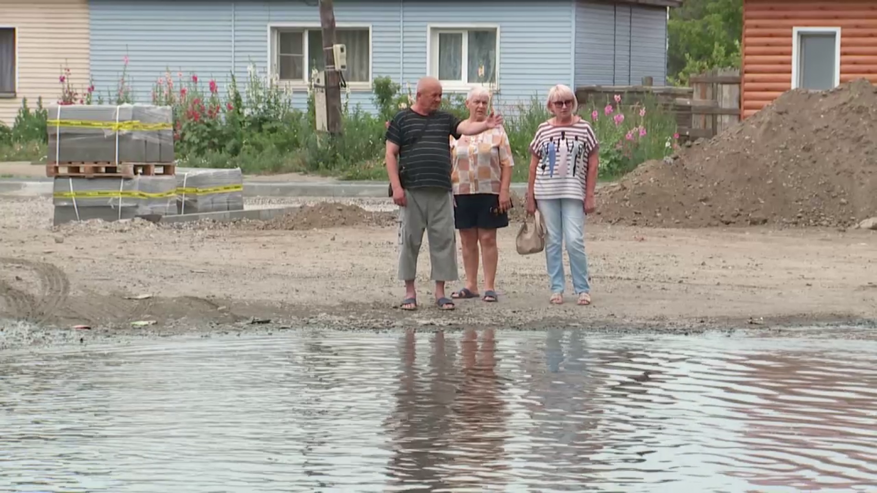 Стала родной: более сорока лет на улице Короленко не могут избавиться от лужи