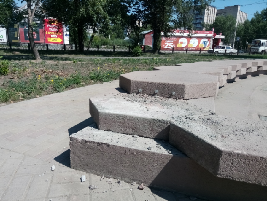 В Бийске в парке Вали Максимовой вандалы раскурочили фонтан и лавочки