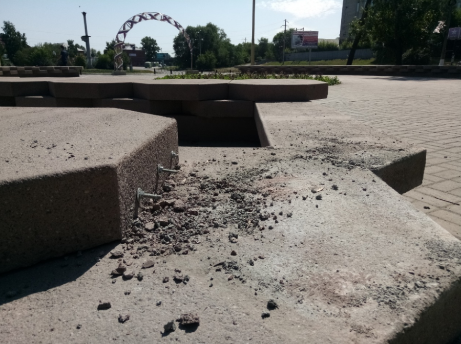 В Бийске в парке Вали Максимовой вандалы раскурочили фонтан и лавочки