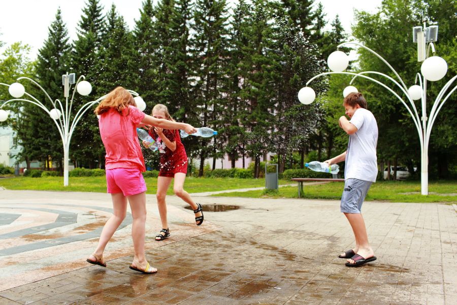 Непогода - не проблема: на Ивана Купала дети в Бийске обливаются даже в дождь