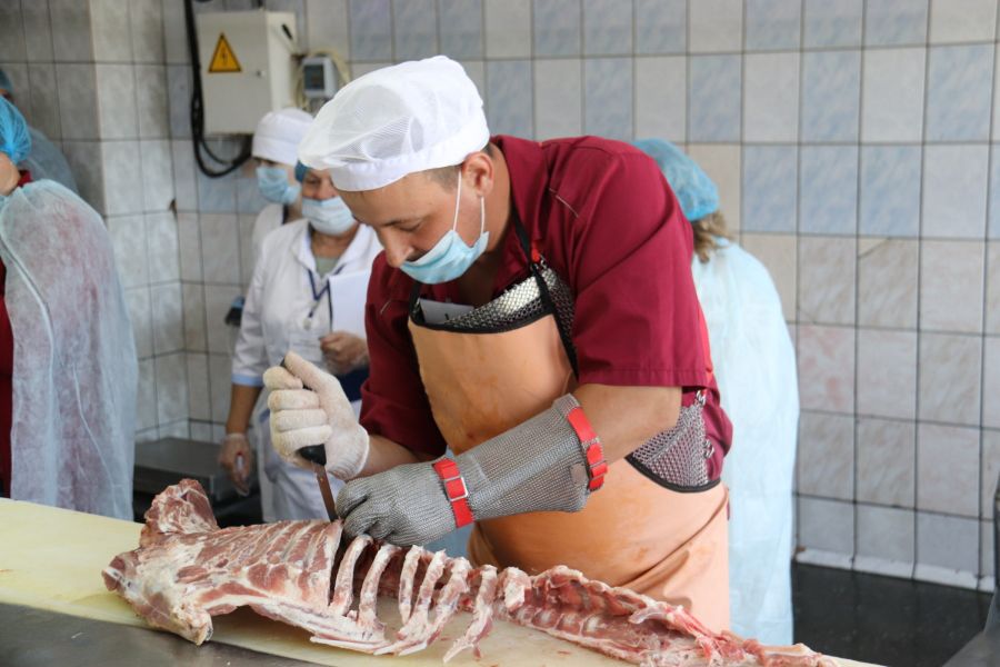 Настоящий мужчина: в Бийске прошел конкурс обвальщиков мяса