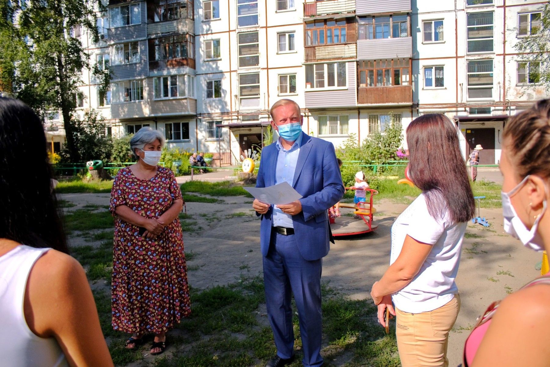 Жители домов по улице Мерлина решили сами обновить игровую площадку