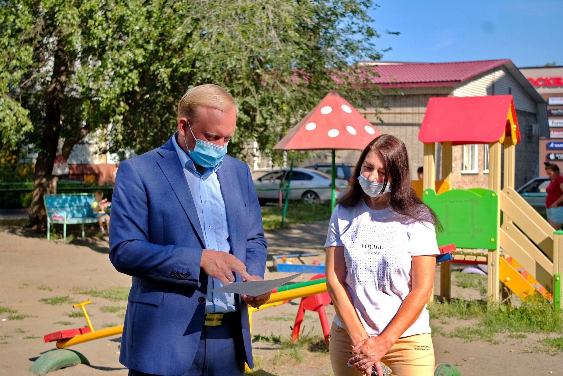 Жители домов по улице Мерлина решили сами обновить игровую площадку