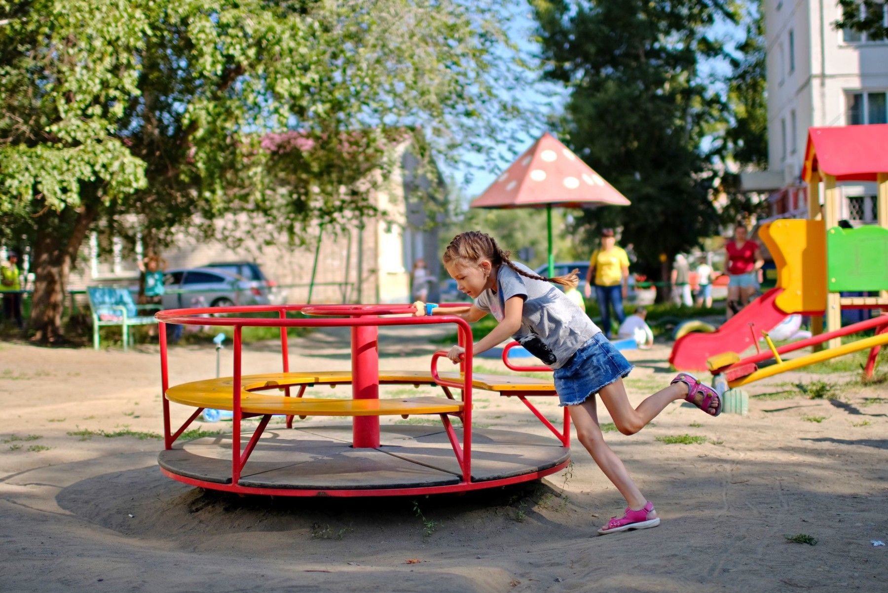 Жители домов по улице Мерлина решили сами обновить игровую площадку