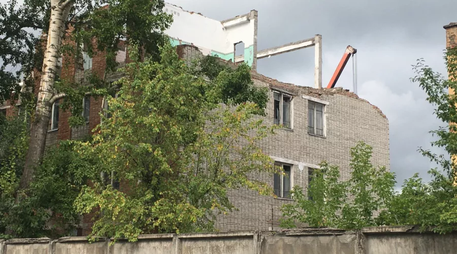 К сентябрю в военном городке Бийска снесут здания казармы и общежития