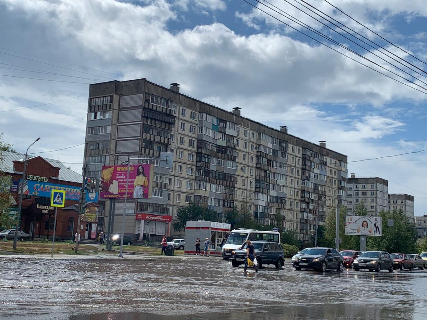 После сильного ливня в Бийске машины и пешеходы не могут перебраться через улицы