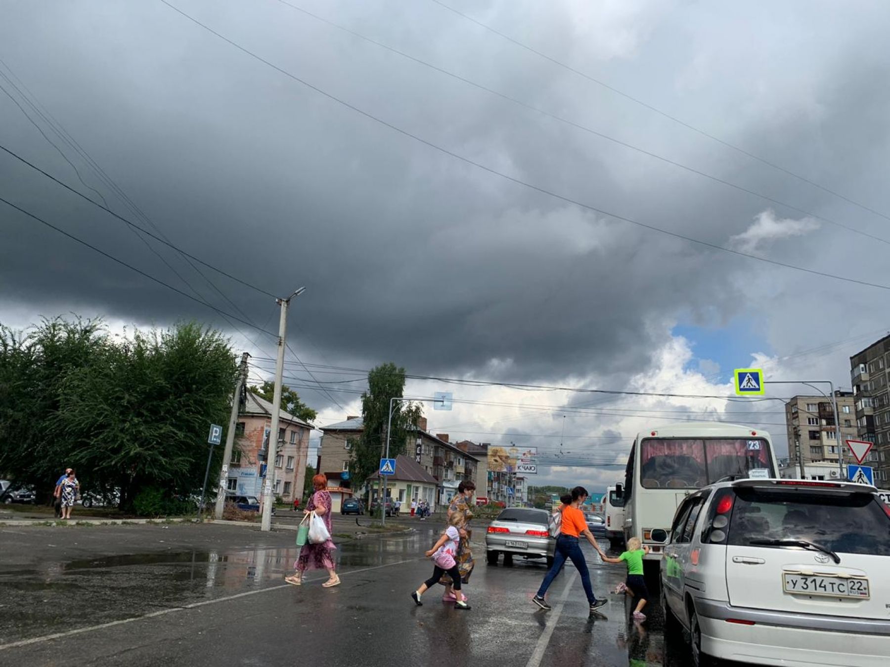 После сильного ливня в Бийске машины и пешеходы не могут перебраться через улицы