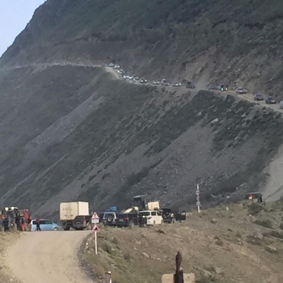 На опасном перевале Кату-Ярык собралась пробка из автомобилей туристов