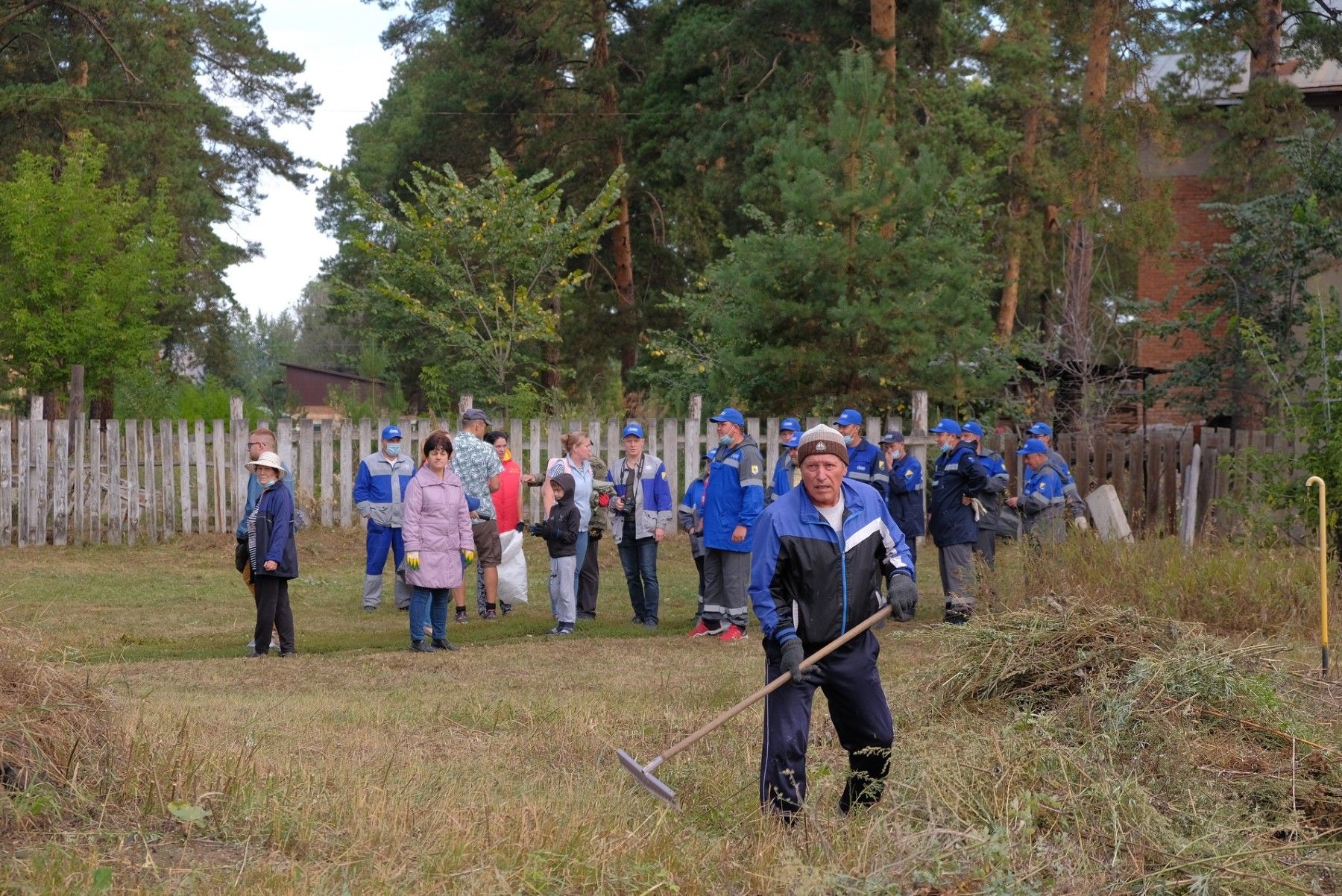 В зеленой зоне Бийска, которую отстояли всем миром, прошел субботник