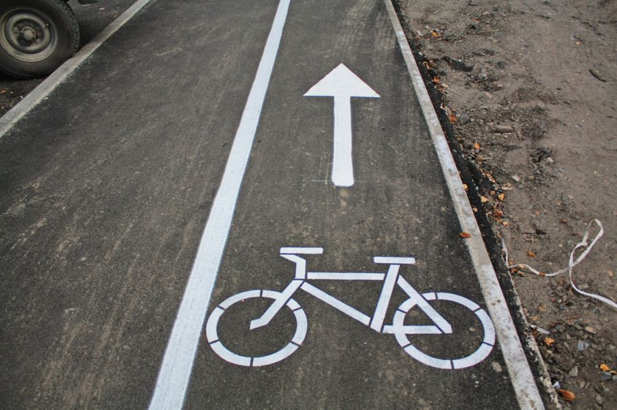Сплошная для пешеходов: в Бийске появилась велосипедная дорожка на тротуаре 