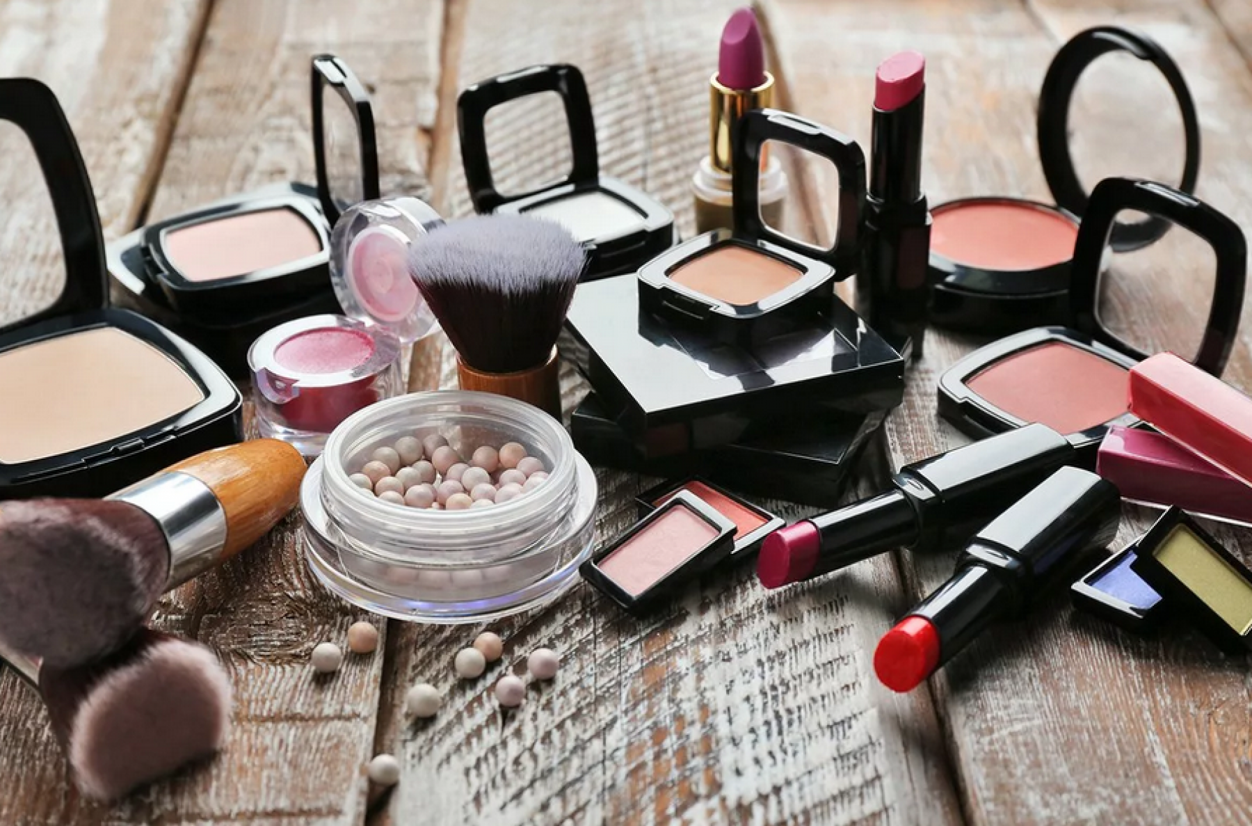 Какой срок годности у помады, туши для ресниц и тональника