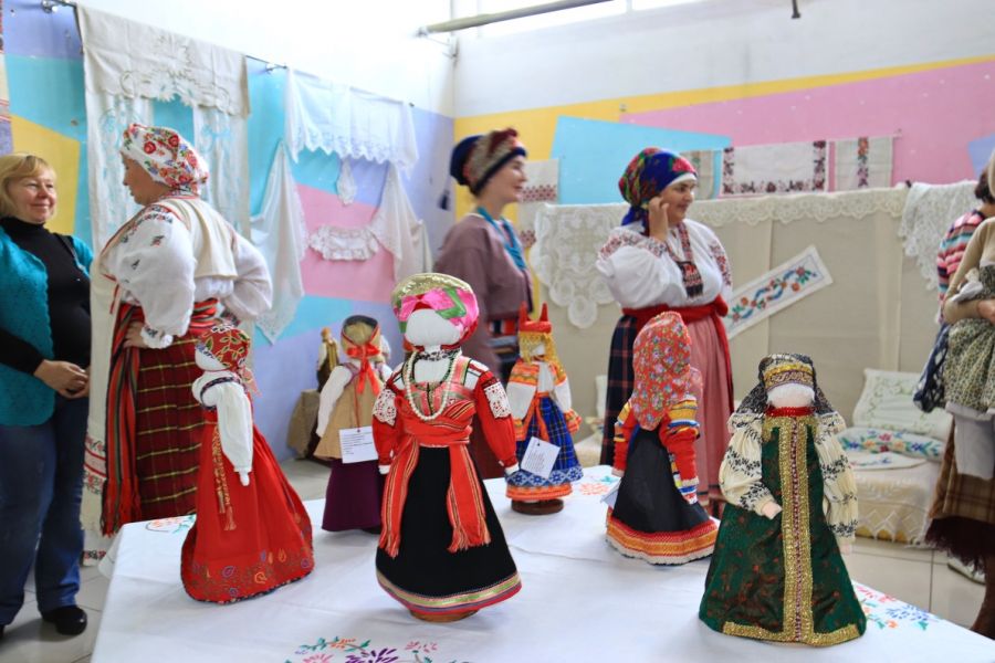 Обряд, наряд и старомодный приговор: в Бийске открылась выставка народной куклы