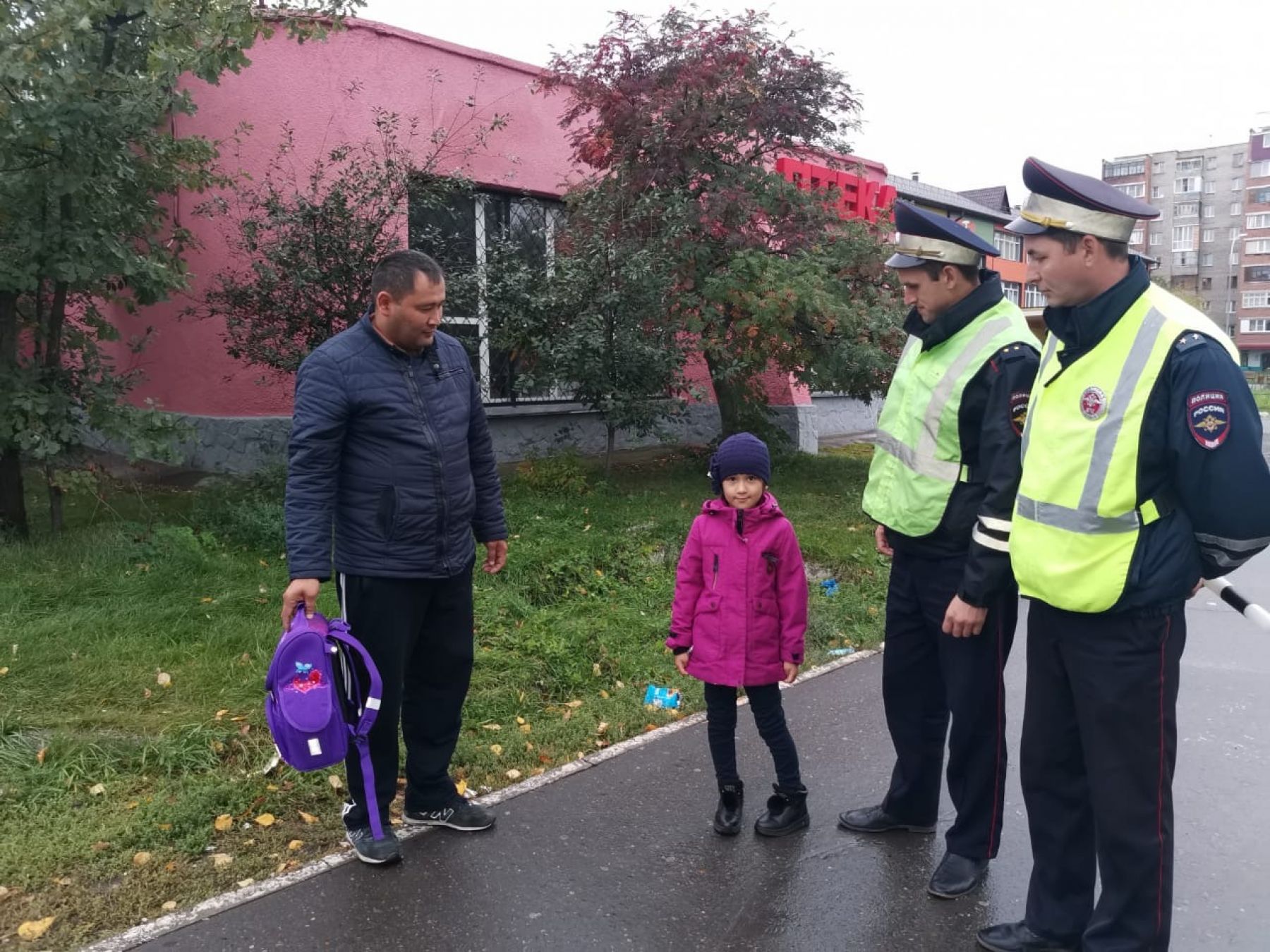 В Бийске сотрудники ГИБДД проверяли безопасность детей на дорогах города 