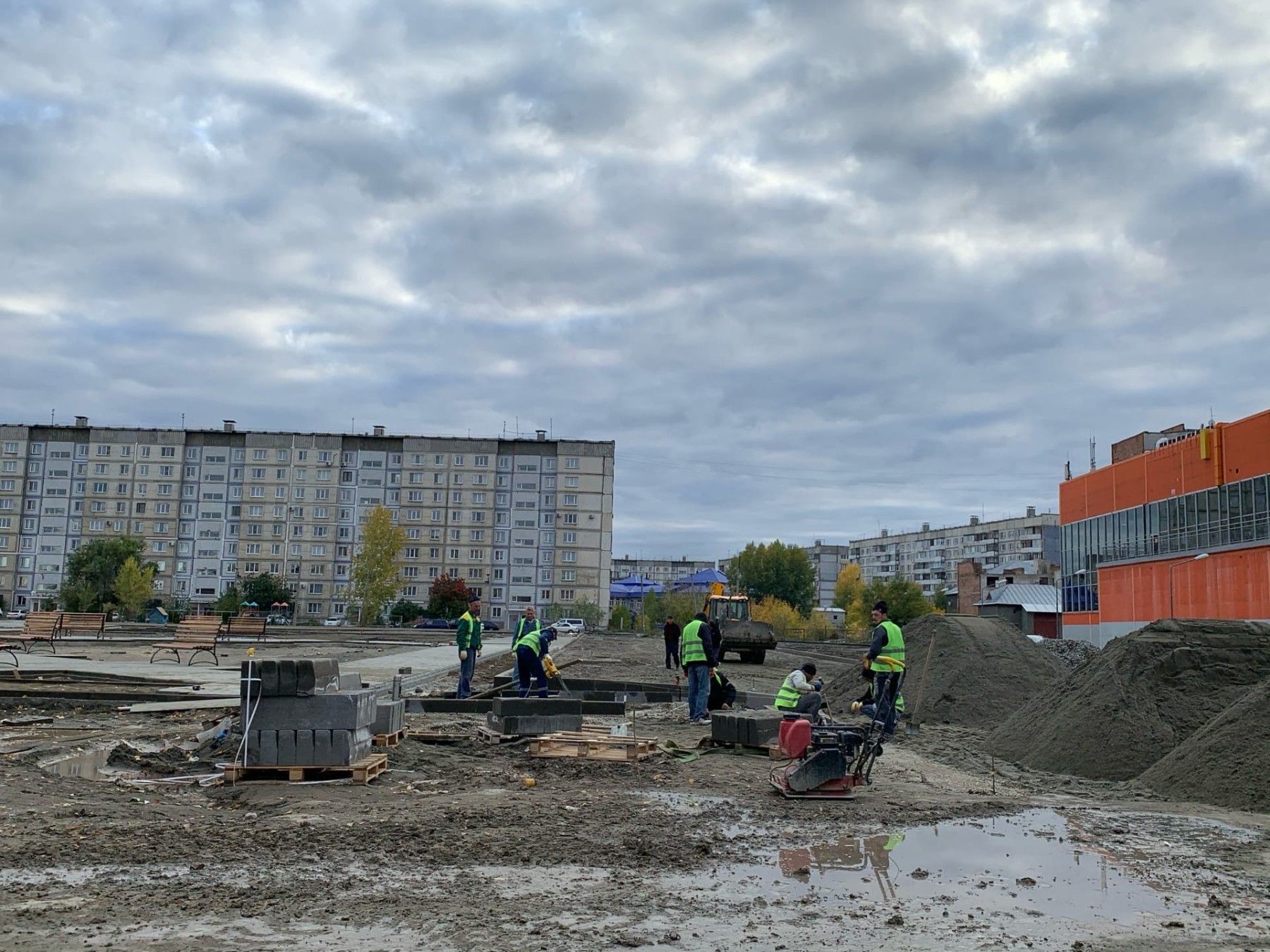 Картинка вырисовывается: в парке на Зеленом Клине появились лавочки и бордюры
