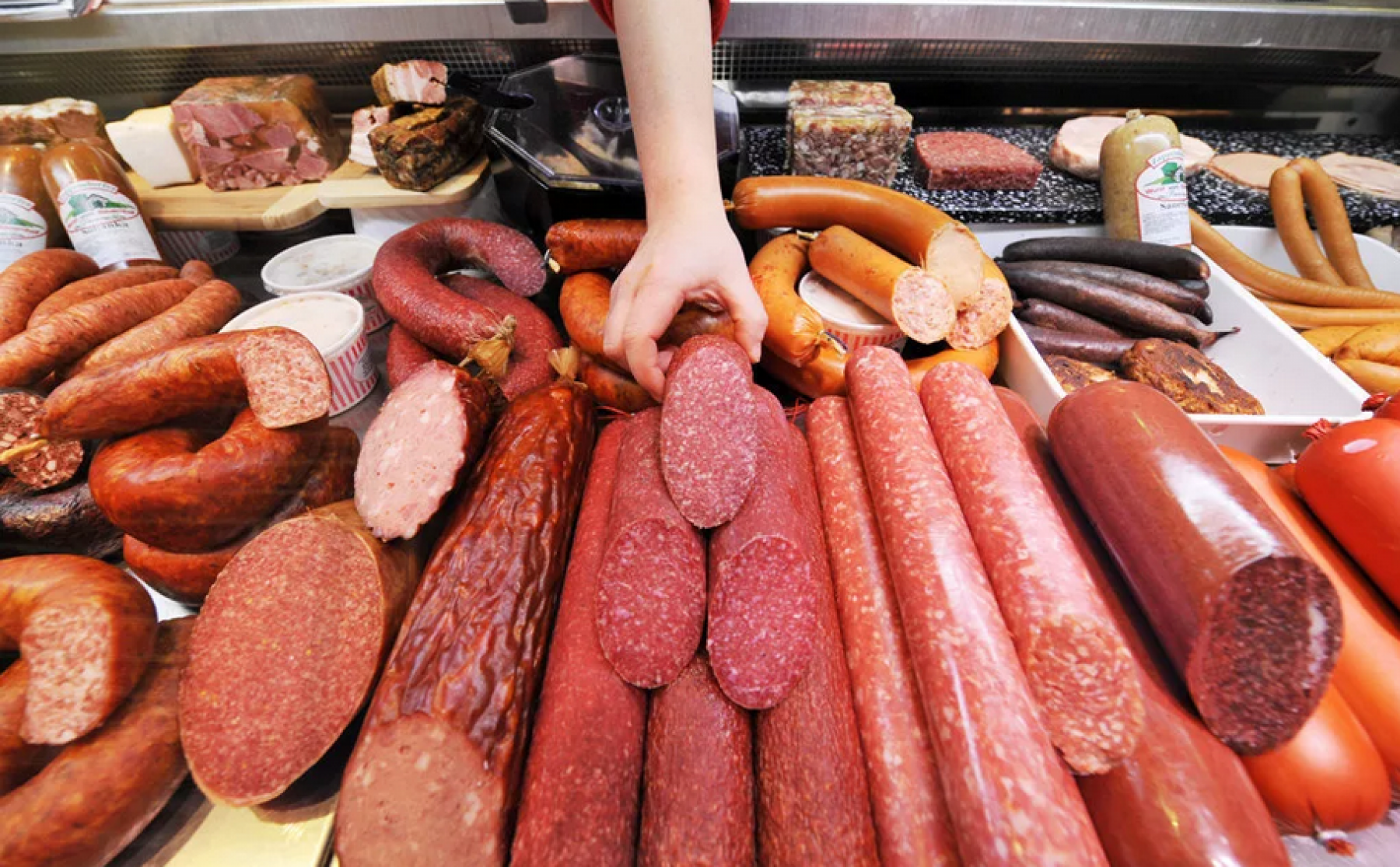 В Алтайском крае подешевели лосось и кофе, но подорожала колбаса