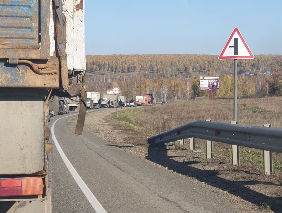 На трассе Бийск-Барнаул собралась многокилометровая пробка