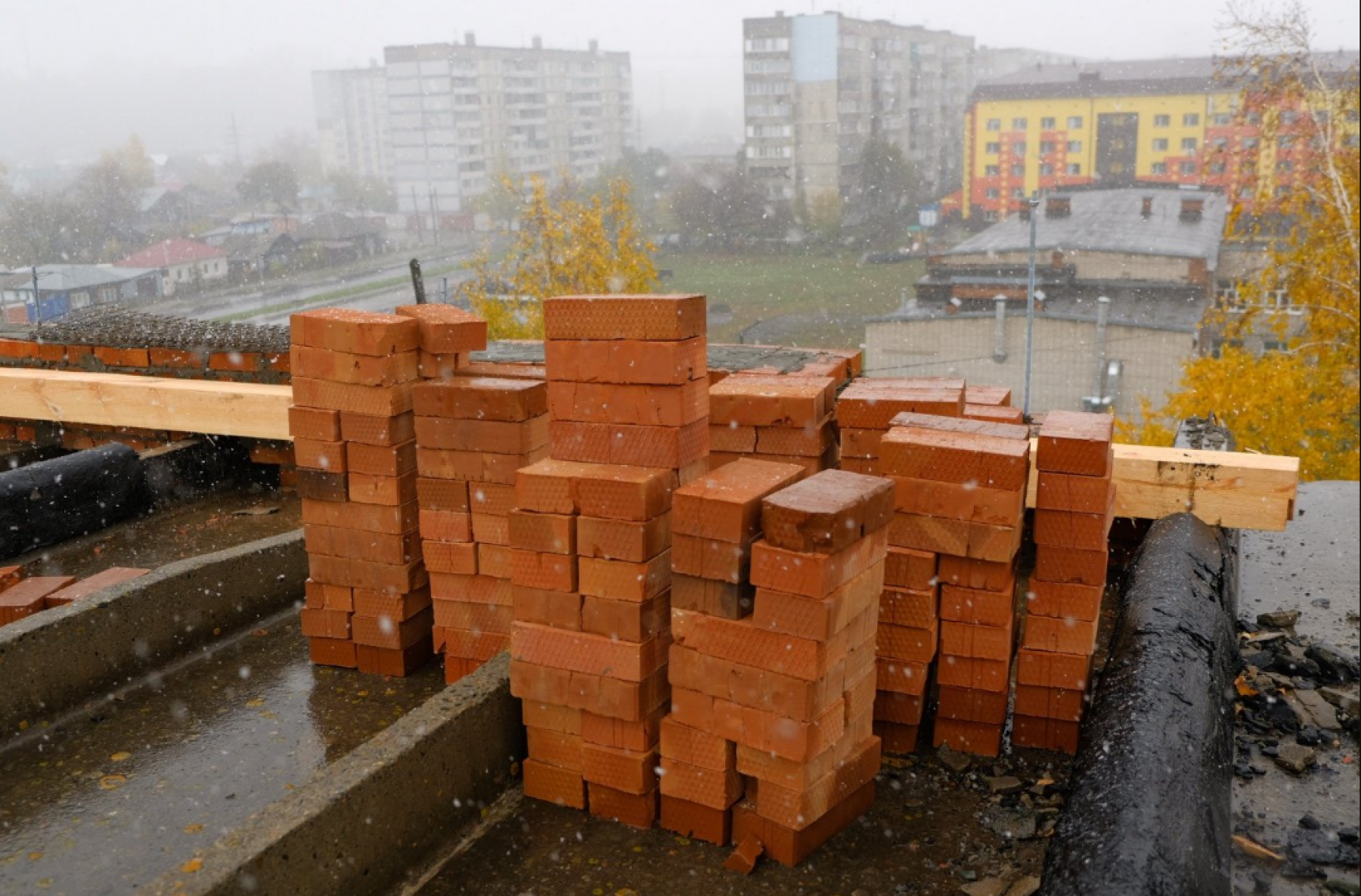 В Бийске жители дома с «летающей крышей» добились капремонта