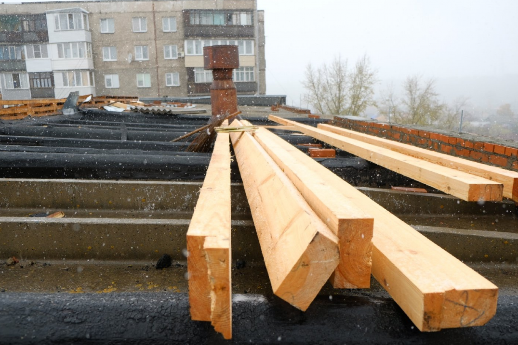 В Бийске жители дома с «летающей крышей» добились капремонта