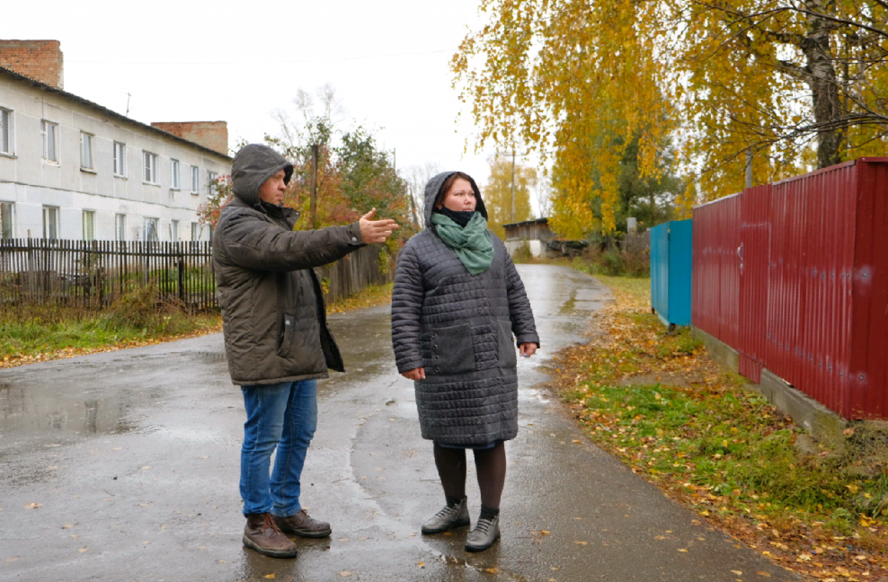 Дети ходят с шокерами: стая собак держит в страхе село Малоенисейское