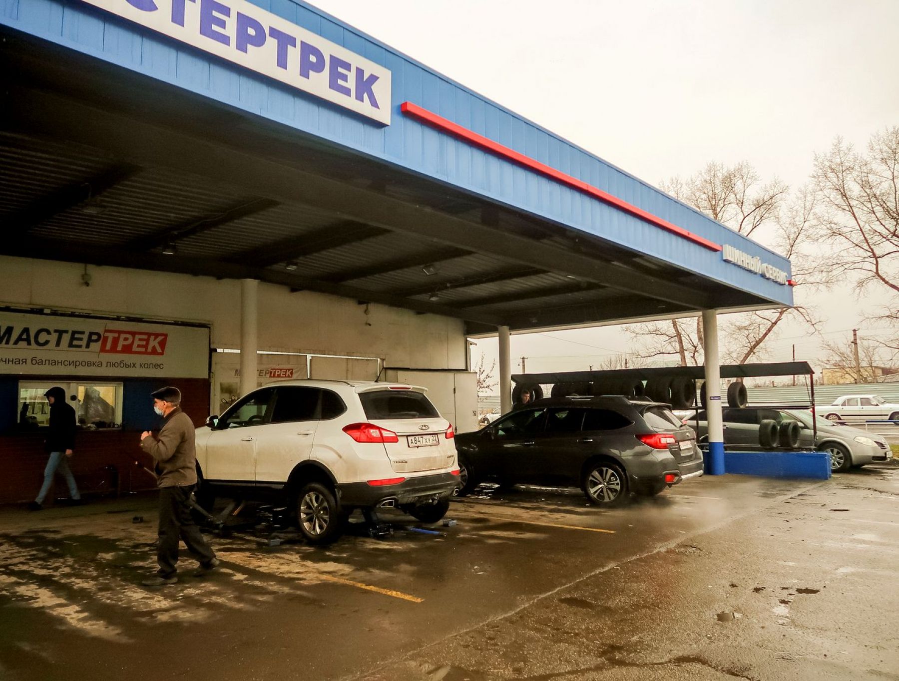 Еще не поздно и уже не рано: выясняем, когда «переобувать» машину на зиму