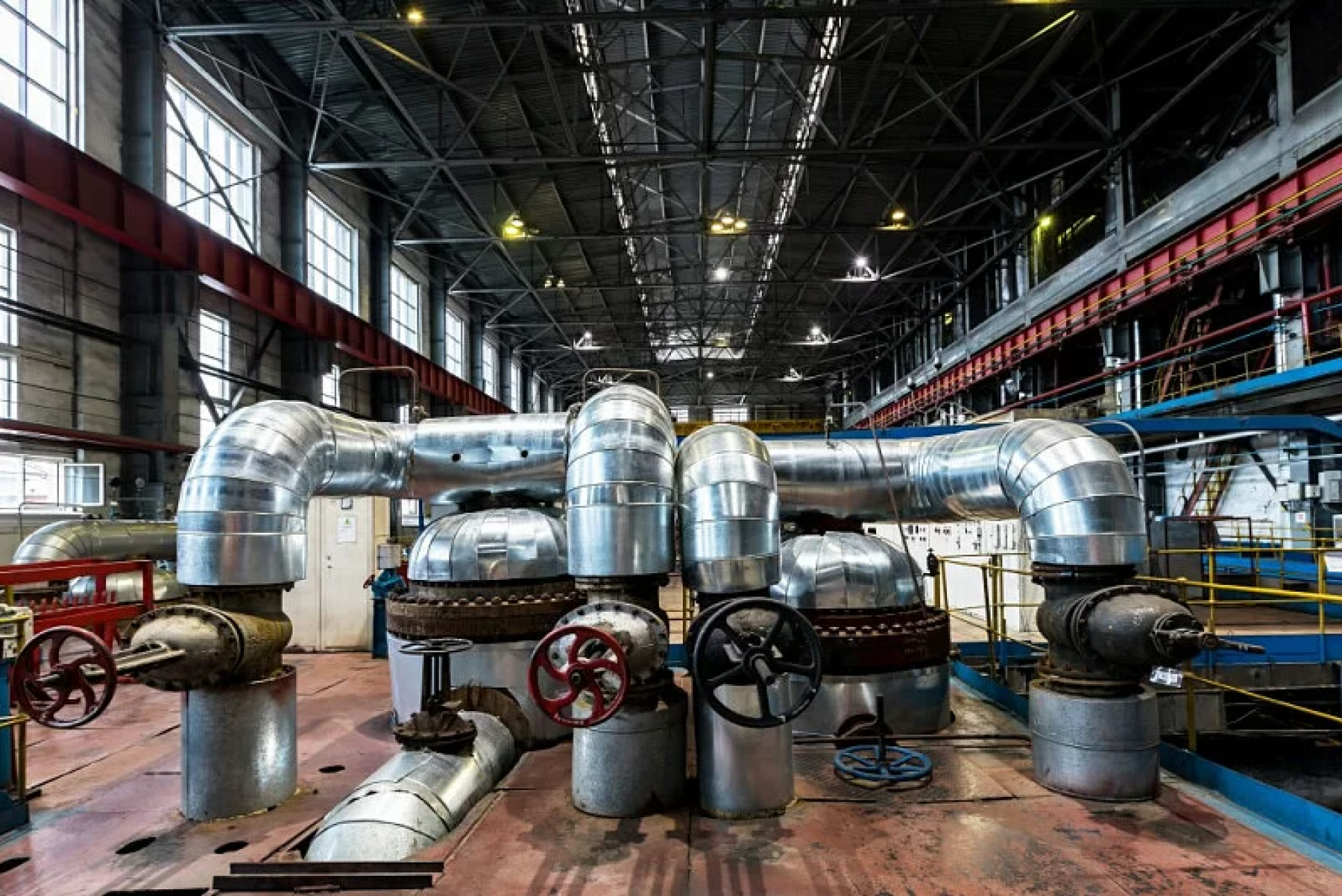 Теплообменное оборудование в турбинном цехе Бийской ТЭЦ.