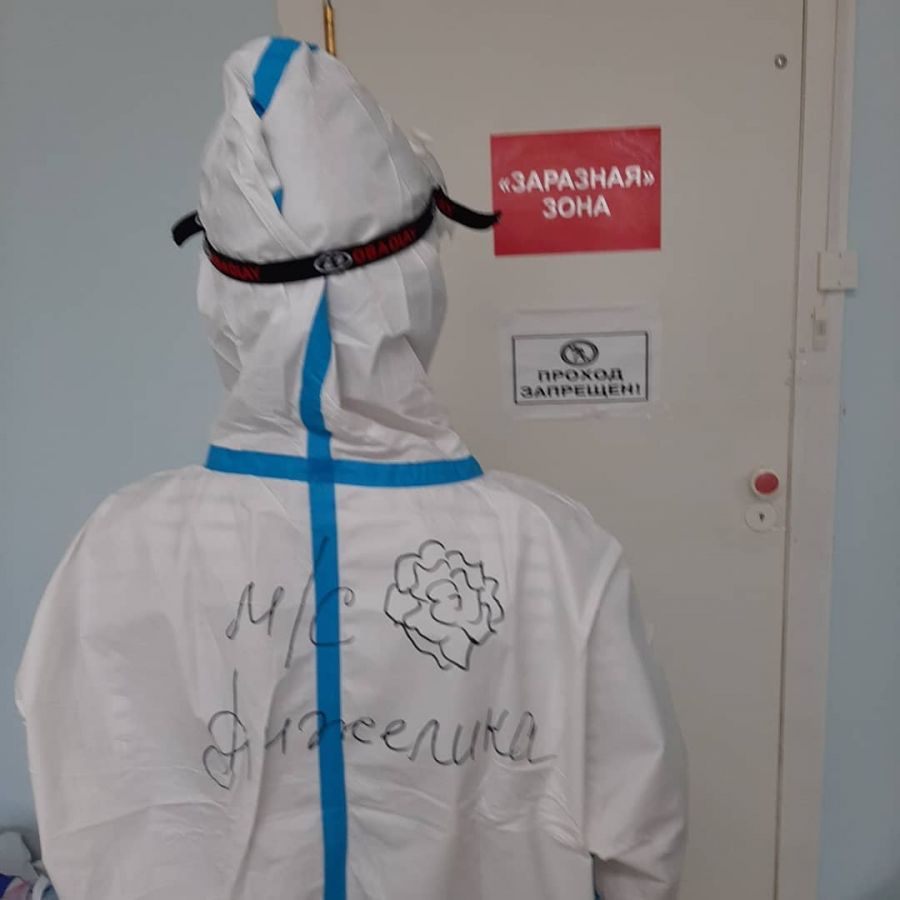 Медсестры ковидного госпиталя показали разрисованные костюмы СИЗ