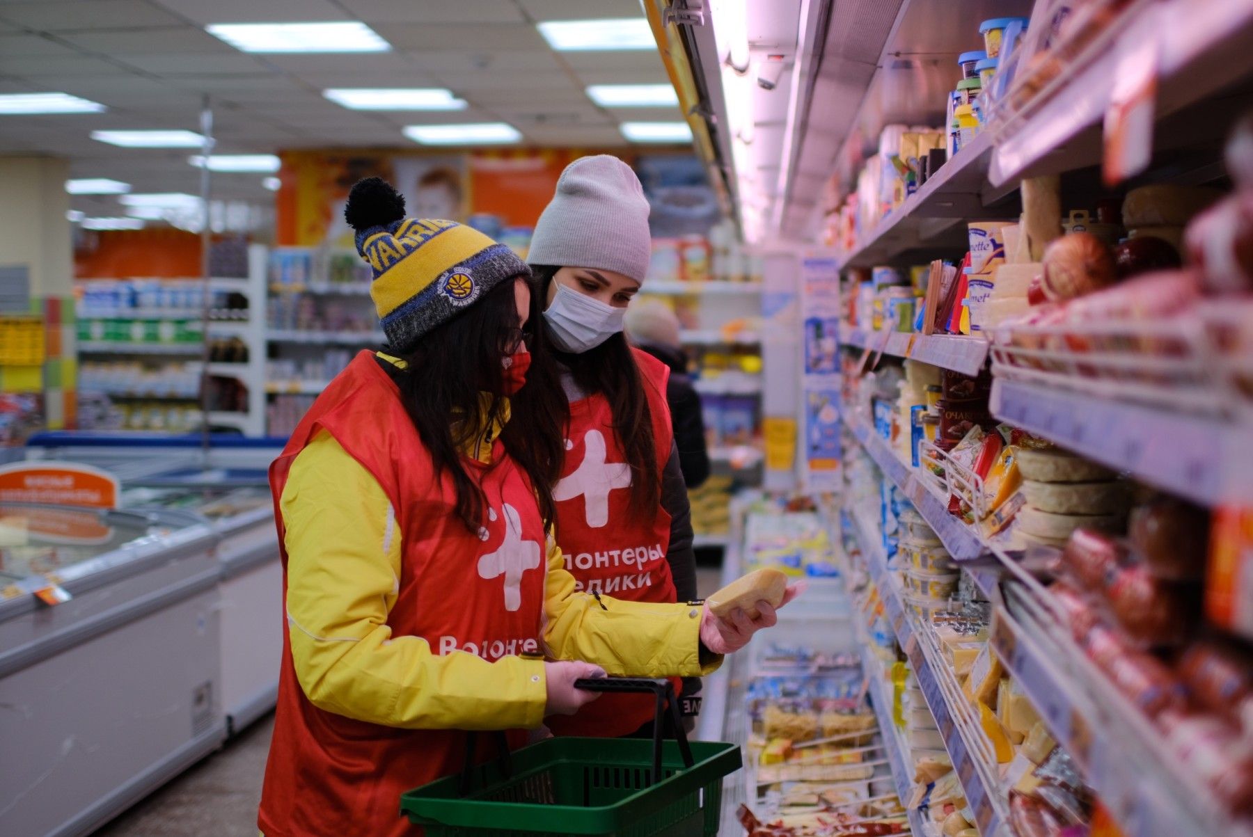 Как бийские волонтеры доставляют еду и лекарства пожилым людям