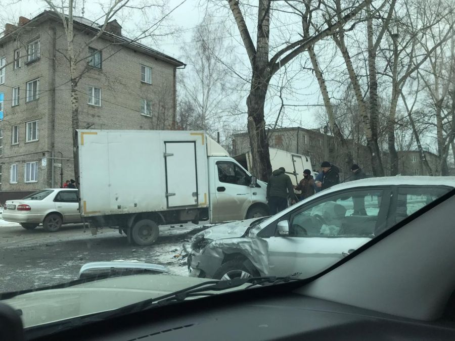 Четыре авто столкнулись в Бийске на перекрестке улиц 8 марта и Горно-Алтайской