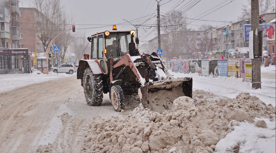 Депутаты Бийска просят мэрию очистить дороги от снега для проезда скорой помощи