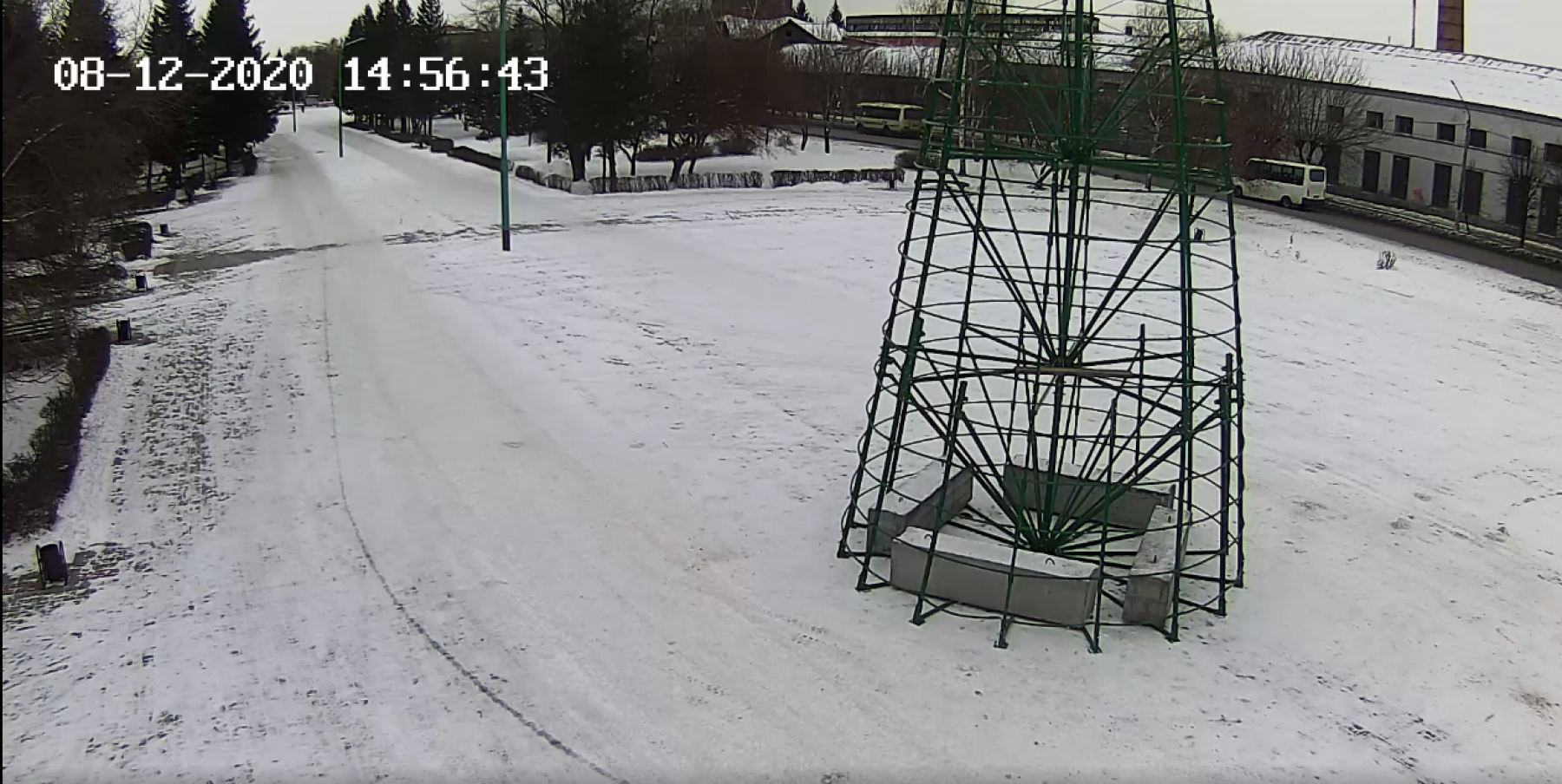 На Петровском бульваре начали собирать главную ёлку города 