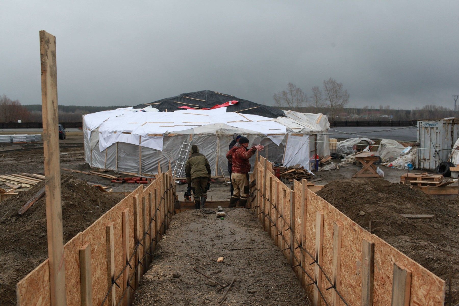 Субподрядчики, работавшие в парке на Зеленке, считают, что власти их "кидают"