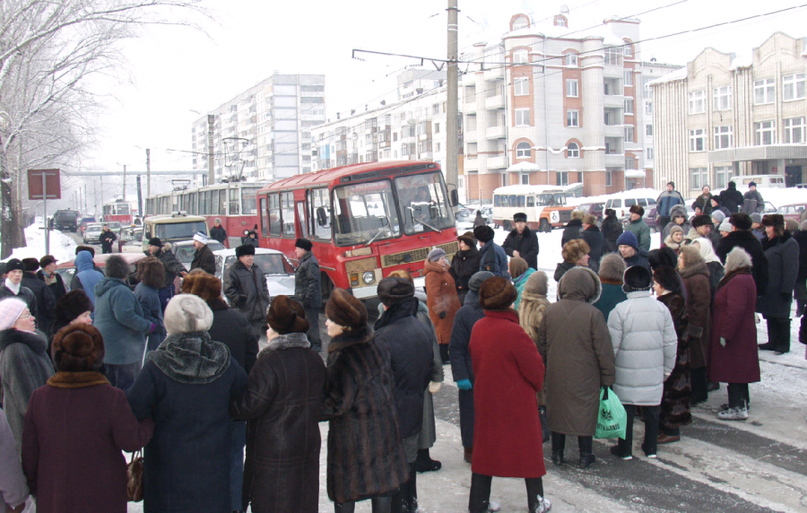 2005 год: митингующие бийчане останавливают движение в городе.