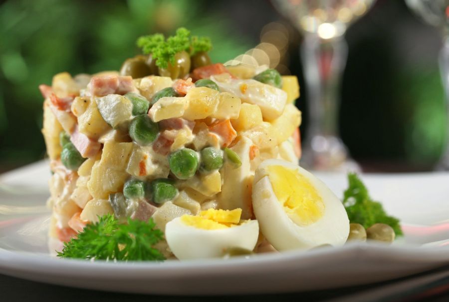 Главный по тарелочкам: подборка самых оригинальных рецептов салата оливье 