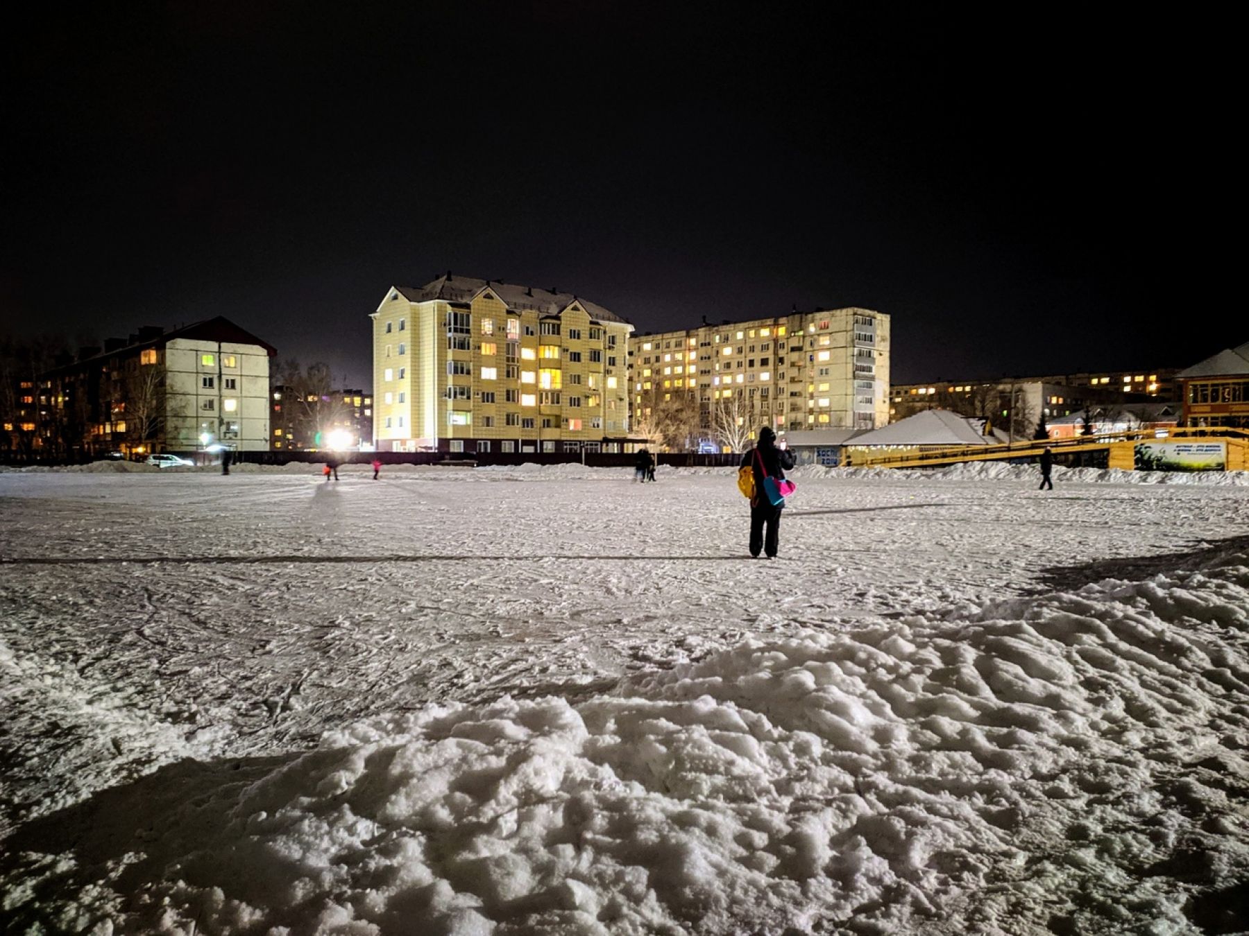 Каток на стадионе школы №3. Фото: паблик "Бийск. Сбуъективно"