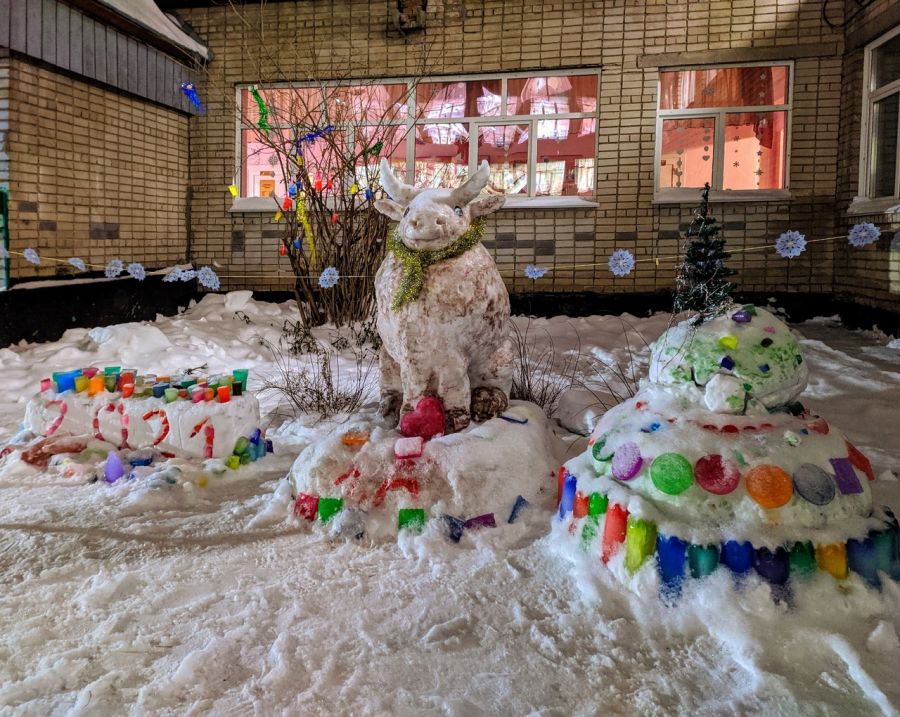 Забавные ледяные скульптуры, созданные руками учащихся школы №3. Фото: паблик "Бийск. Субъективно"