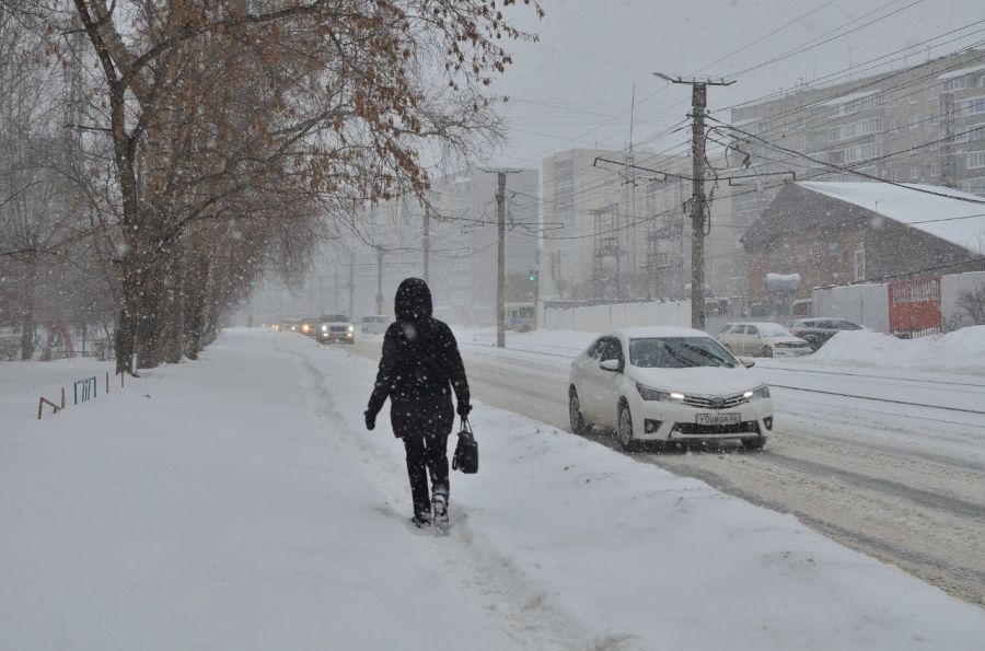 Снег кружится: около 50 единиц техники будут чистить улицы Бийска ночью