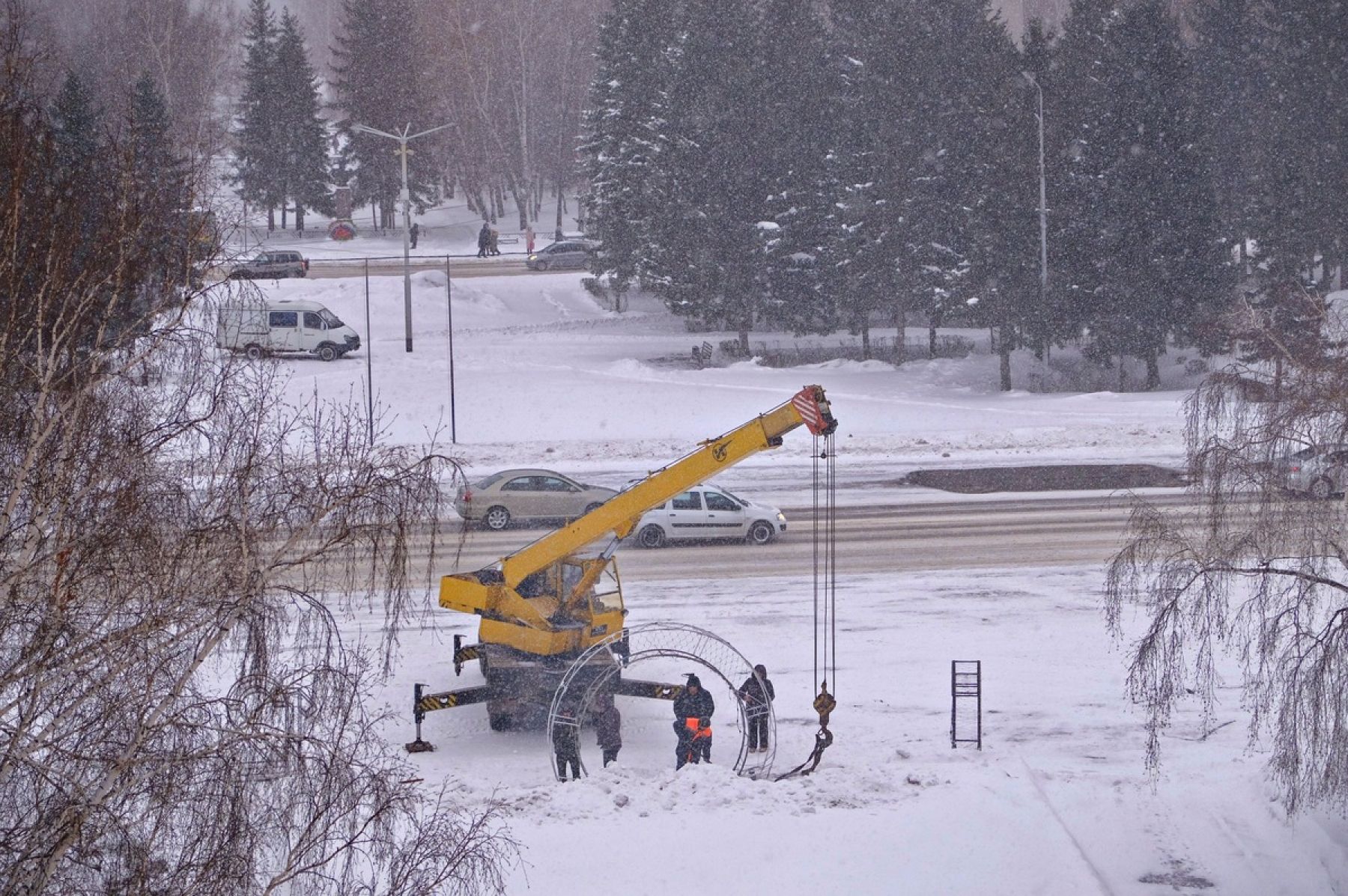 У здания администрации Бийска установили инсталляцию с цифрой «2021»