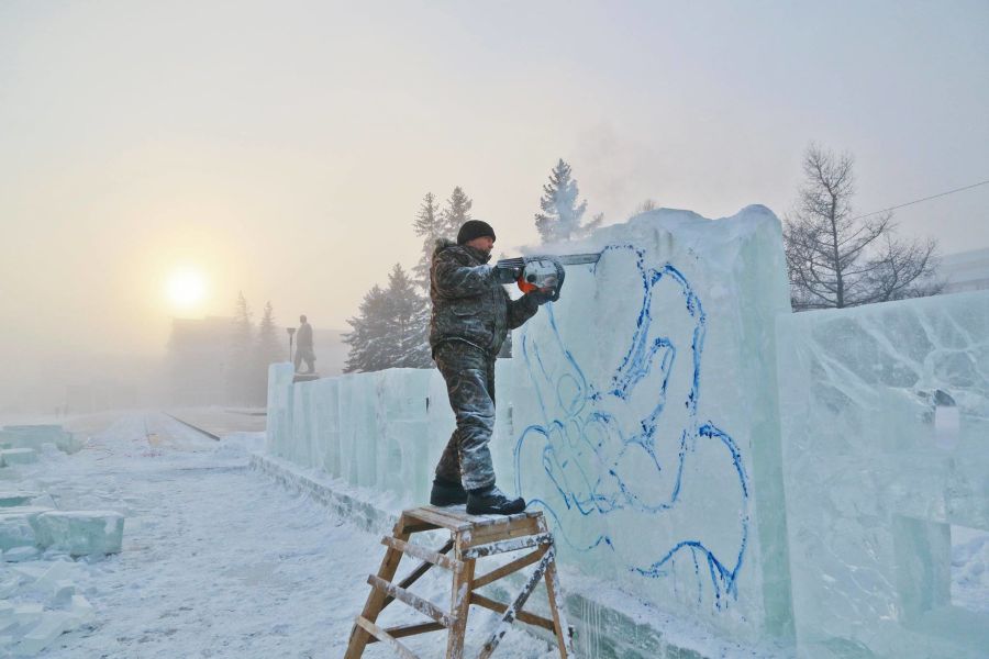 «Спасибо врачам»: в Алтайском крае установили новый ледяной арт-объект