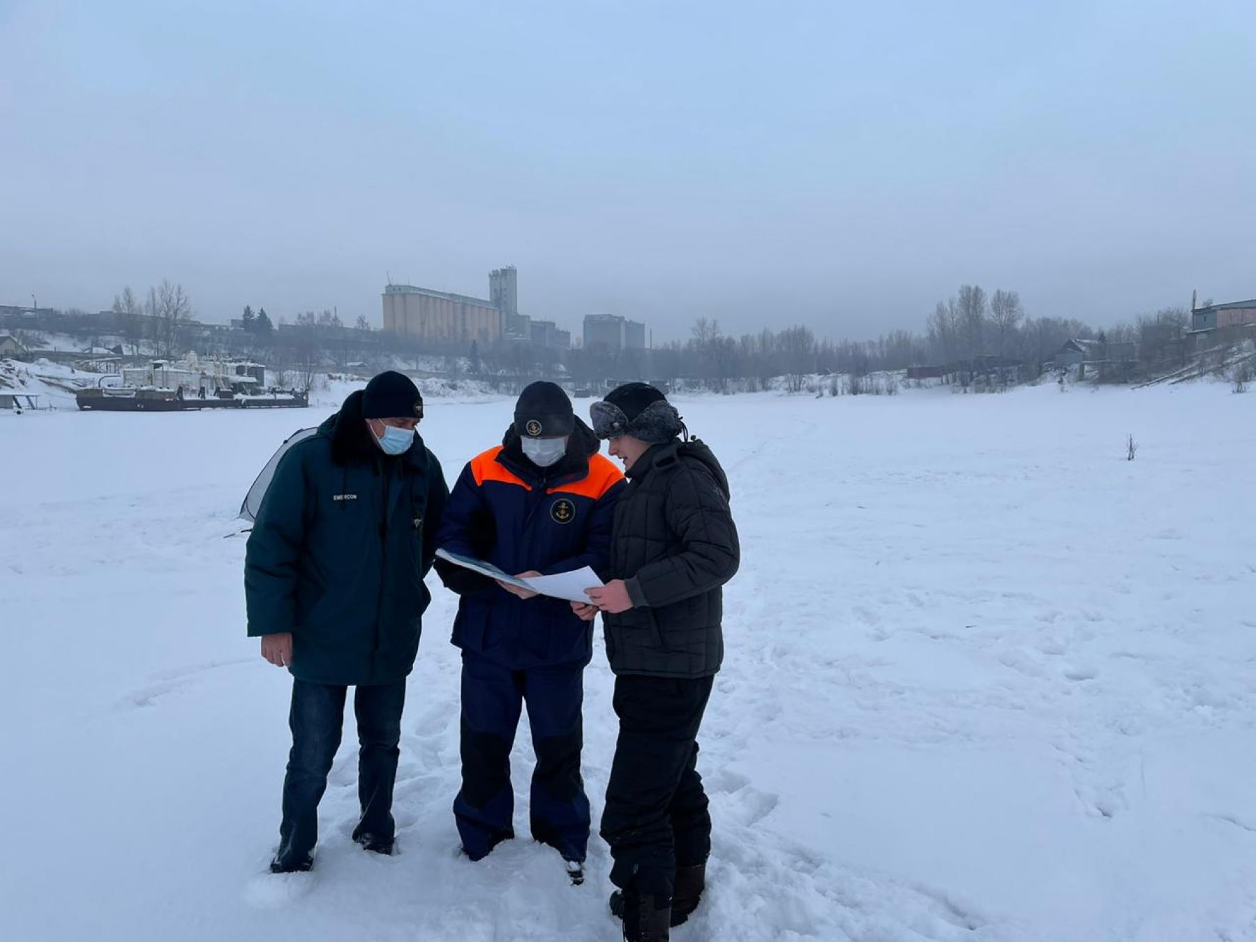 В Бийске провели профилактические беседы с любителями зимней рыбалки