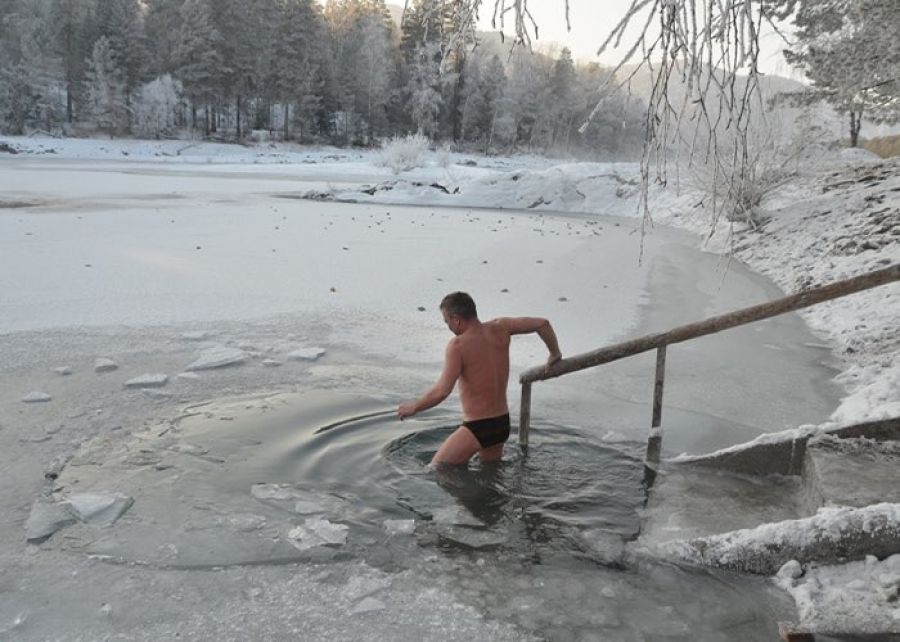 Из-за сильных морозов впервые за много лет на Алтае замерзли Голубые озера